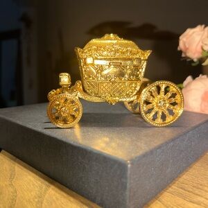 Elegant Gold Carriage Ring Prsentation box some gold paint missing on top knob